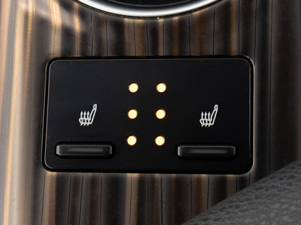 シートヒーターを装備しています！高級車な
らではの装備です！シートが暖まりますので
、寒い冬場も快適にご乗車頂けます！腰にも
優しい！お子様や女性にも嬉しい装備ですね
！！
