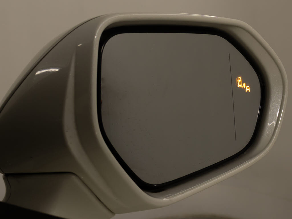 ＢＳＭ（ブラインドスポットモニタ）！隣の
車線を走る車両をレーダーで検知し、ドアミ
ラーでは確認しにくい後側方エリアに存在す
る車両に加えて、急接近してくる車両も検知
します。