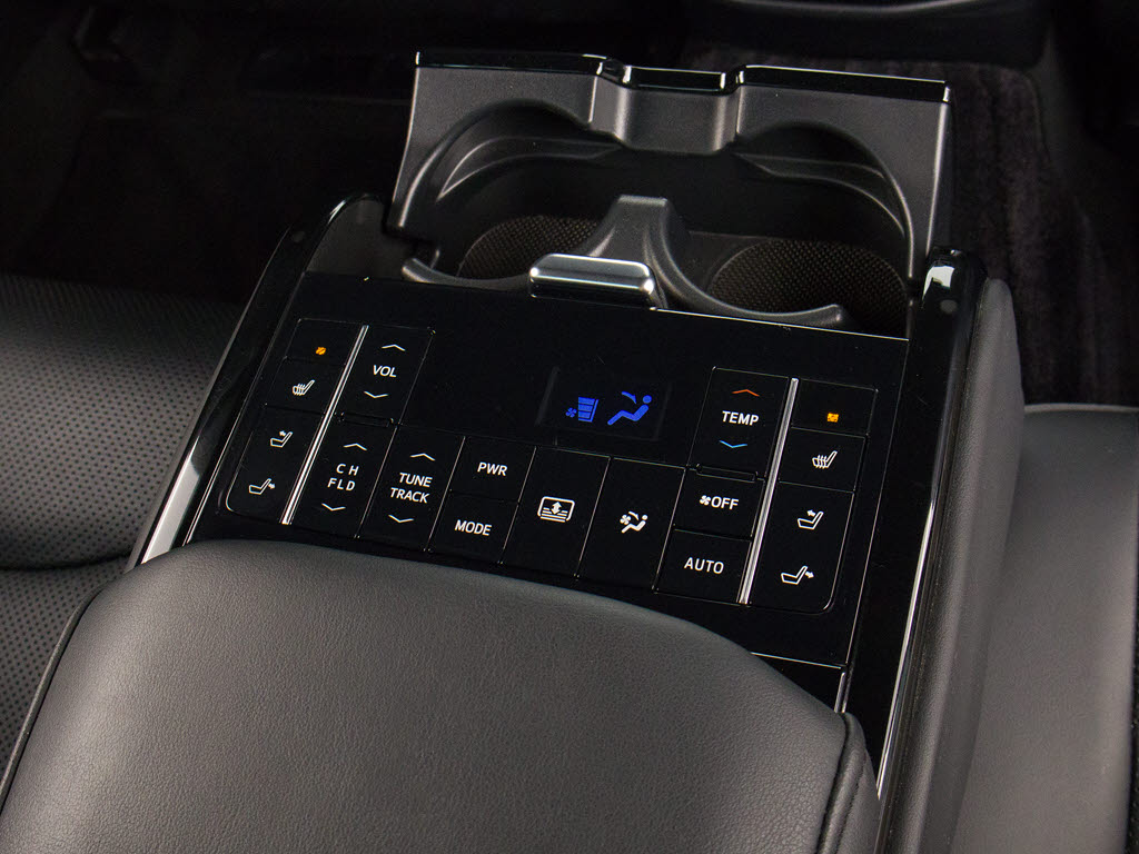 後席もVIP装備！後席センターコンソールの
画像です！こちらのお車には、後席にもパワ
ーシートが装備されています！更にオーディ
オなども後席から操作出来るなど豪華！ゲス
トに喜んで頂ける装備ですね！