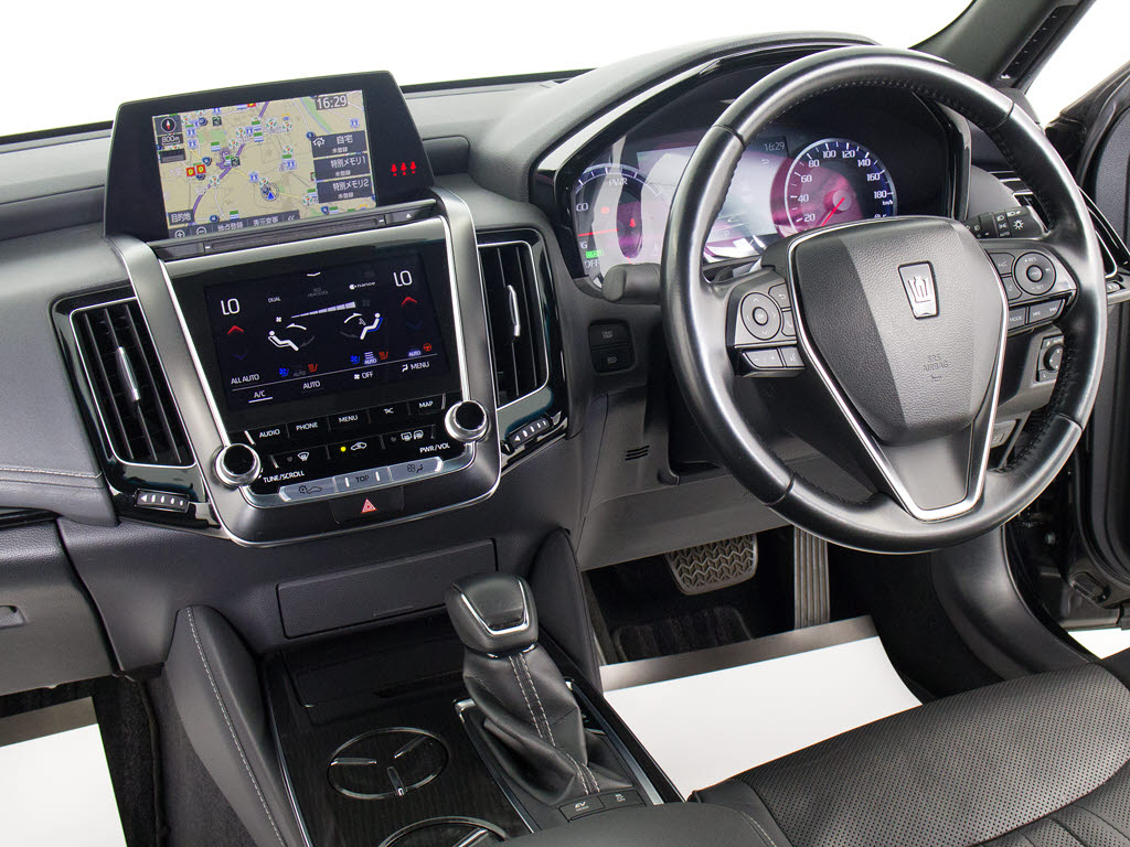 使いやすさや安全性を追求したステアリング
周り！高級車ゆえにスイッチ類が多いのも特
徴ですね！考え尽くされた配置ですぐに使い
こなす事が出来ますのでご安心下さい！是非
、体感してみて下さい！！
