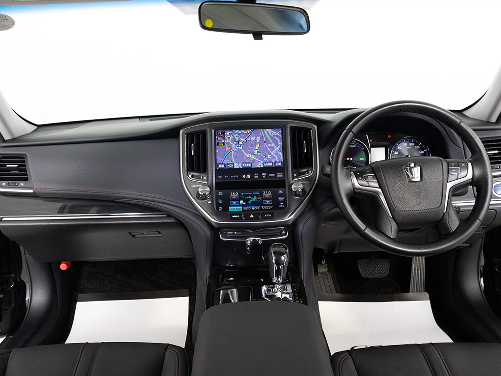 使いやすさや安全性を追求したステアリング
周り！高級車ゆえにスイッチ類が多いのも特
徴ですね！考え尽くされた配置ですぐに使い
こなす事が出来ますのでご安心下さい！是非
、体感してみて下さい！！
