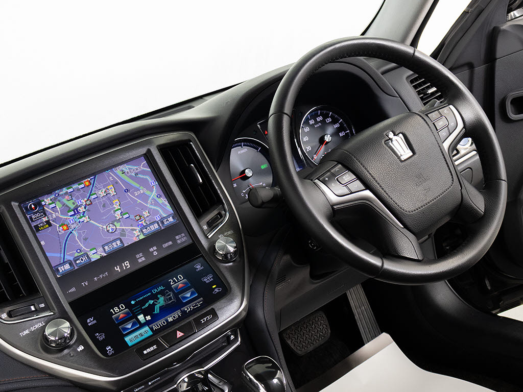 使いやすさや安全性を追求したステアリング
周り！高級車ゆえにスイッチ類が多いのも特
徴ですね！考え尽くされた配置ですぐに使い
こなす事が出来ますのでご安心下さい！是非
、体感してみて下さい！！