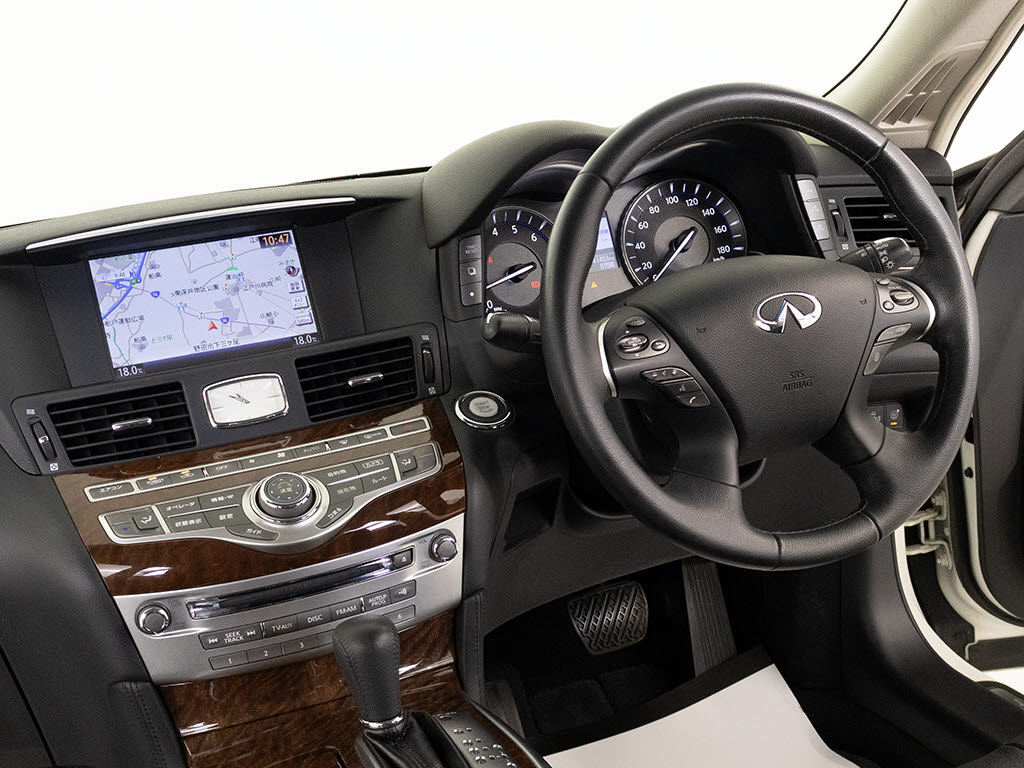 ★使いやすさや安全性を追求したステアリン
グ周り！高級車ゆえにスイッチ類が多いのも
特徴ですね！考え尽くされた配置ですぐに使
いこなす事が出来ますのでご安心下さい！是
非、体感してみて下さい！！