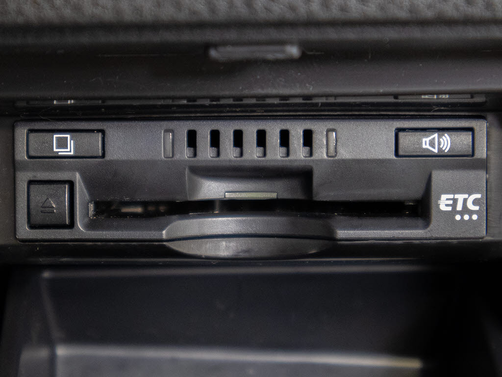 コンソール内一体型のビルトインＥＴＣ装備
！見た目の部分も良いですが、ＥＴＣカード
の盗難防止になる設置箇所です！料金所の渋
滞回避！時間帯・日によって料金の軽減を受
けられます！ストレス知らずのドライブ！