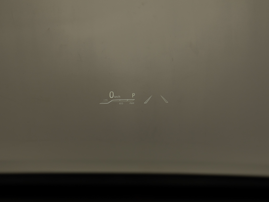 ヘッドアップディスプレイ(HUD)付！、フロ
ントウインドウガラスに運転支援システムの
作動状況や走行に関するさまざまな情報を表
示することができます。