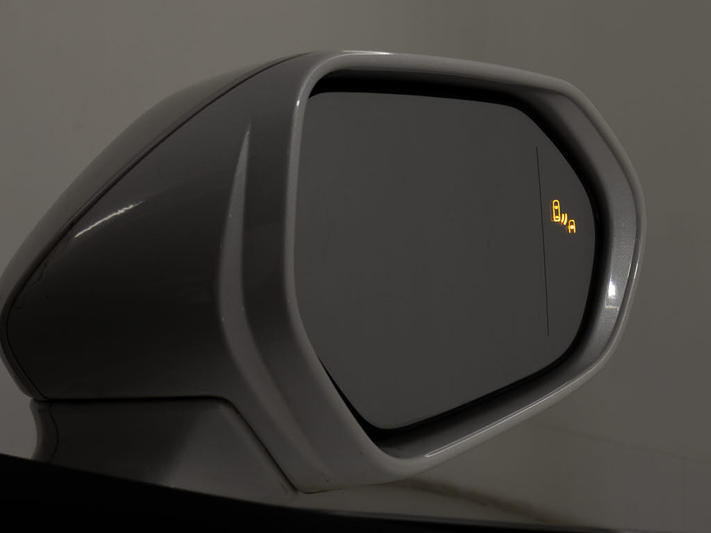 ＢＳＭ（ブラインドスポットモニタ）！隣の
車線を走る車両をレーダーで検知し、ドアミ
ラーでは確認しにくい後側方エリアに存在す
る車両に加えて、急接近してくる車両も検知
します。