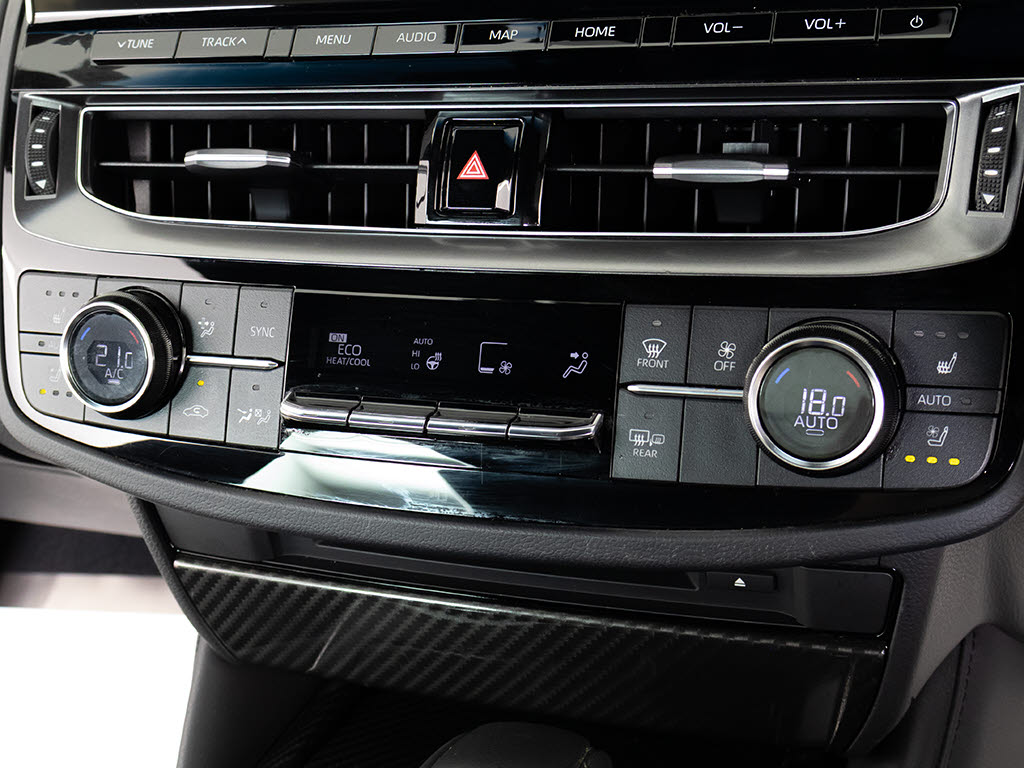 使いやすさや安全性を追求したステアリング
周り！高級車ゆえにスイッチ類が多いのも特
徴ですね！考え尽くされた配置ですぐに使い
こなす事が出来ますのでご安心下さい！是非
、体感してみて下さい！！
