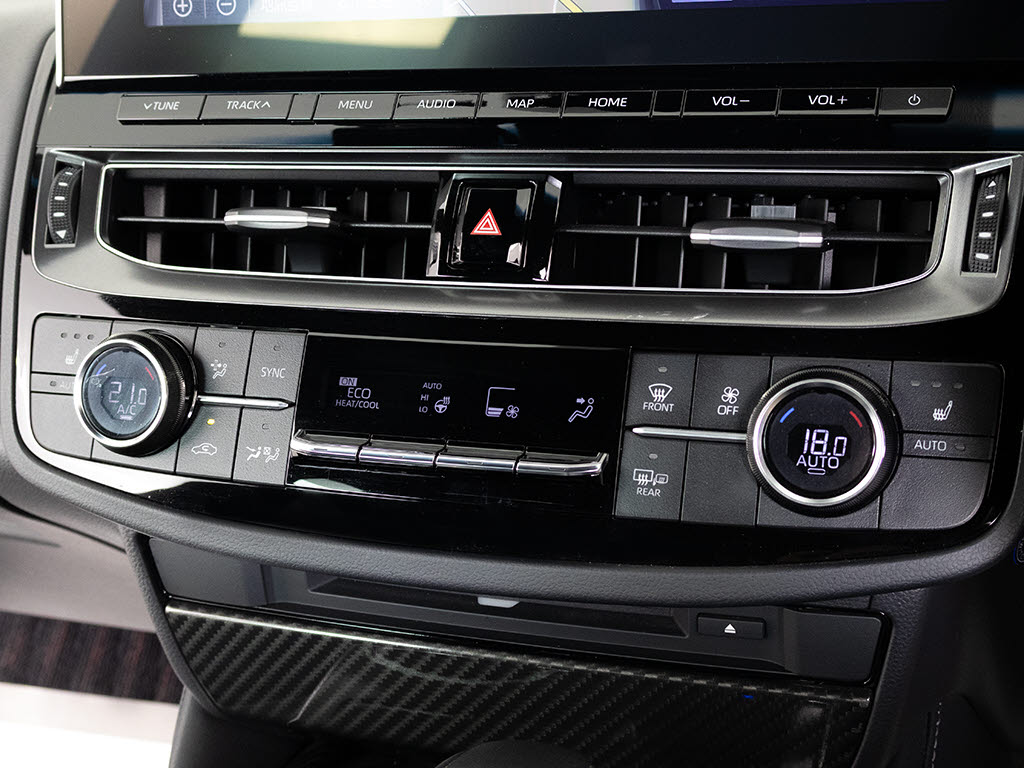使いやすさや安全性を追求したステアリング
周り！高級車ゆえにスイッチ類が多いのも特
徴ですね！考え尽くされた配置ですぐに使い
こなす事が出来ますのでご安心下さい！是非
、体感してみて下さい！！