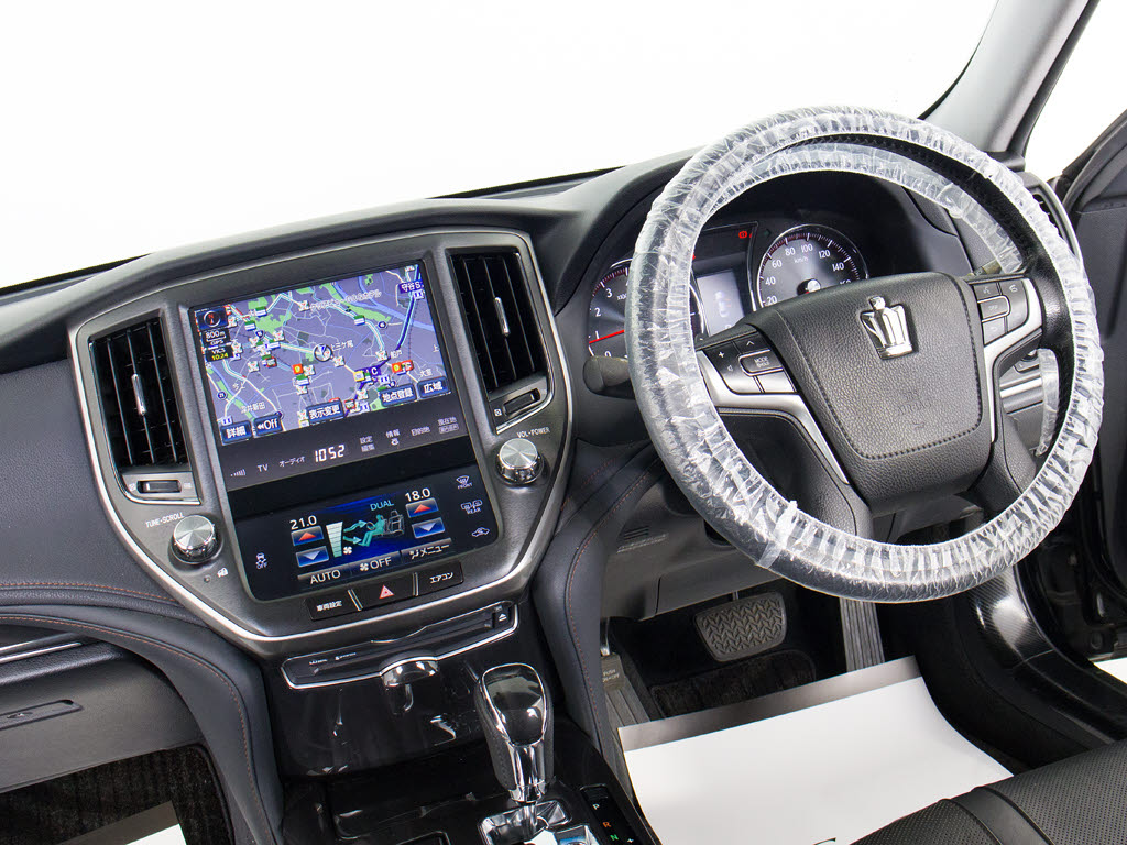 使いやすさや安全性を追求したステアリング
周り！高級車ゆえにスイッチ類が多いのも特
徴ですね！考え尽くされた配置ですぐに使い
こなす事が出来ますのでご安心下さい！是非
、体感してみて下さい！！