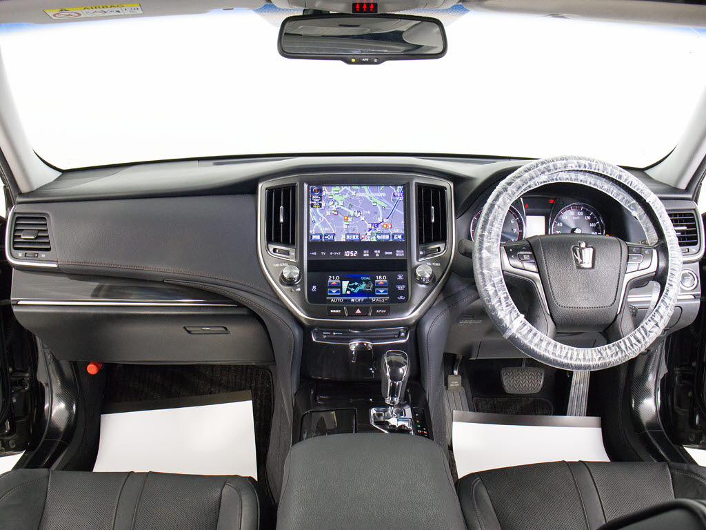 使いやすさや安全性を追求したステアリング
周り！高級車ゆえにスイッチ類が多いのも特
徴ですね！考え尽くされた配置ですぐに使い
こなす事が出来ますのでご安心下さい！是非
、体感してみて下さい！！