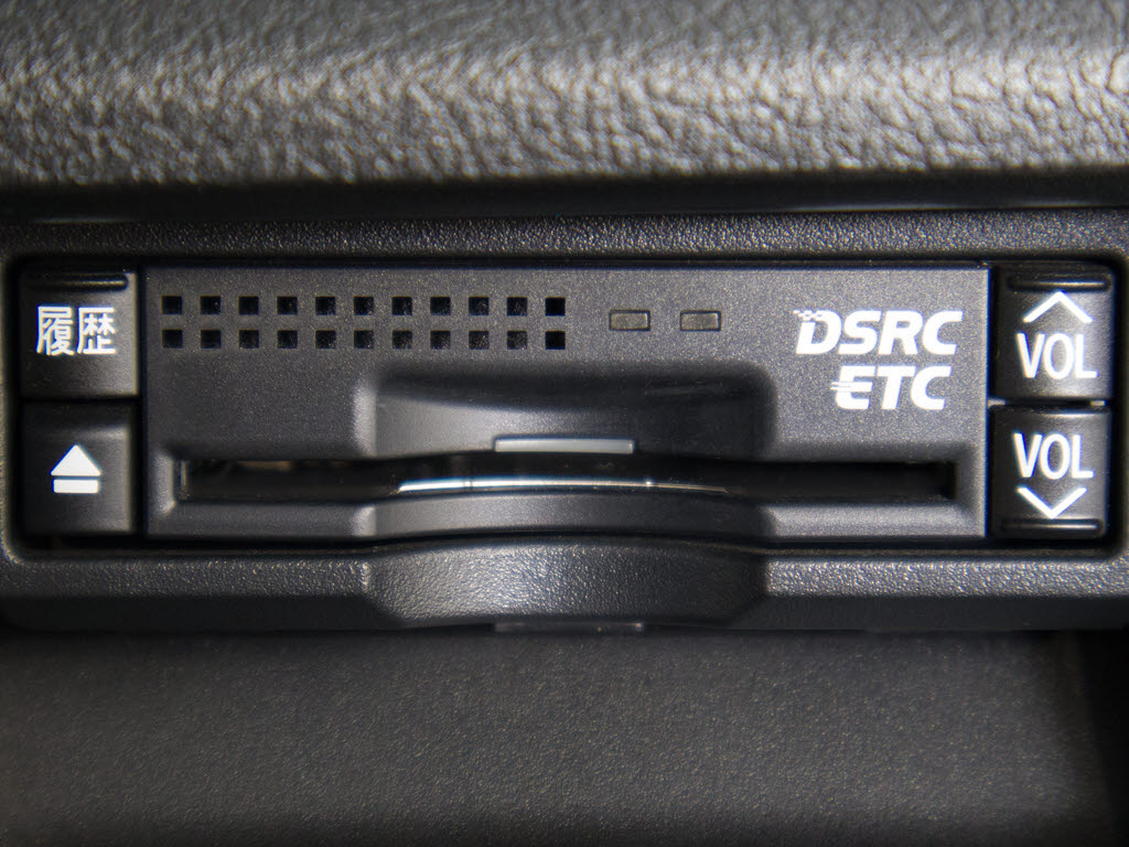★ETC(DSRC)が装備されています！！社外品
とは違い収まりの良いデザインが人気！高速
道路を利用する際は必需品ですよね！！スト
レス無く料金所を通過出来ます！！
