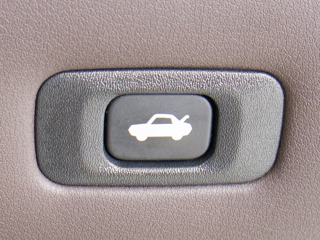 ボタン一つでトランクオープンが可能！車内
から操作できる為、非常に便利な装備の一つ
となります！