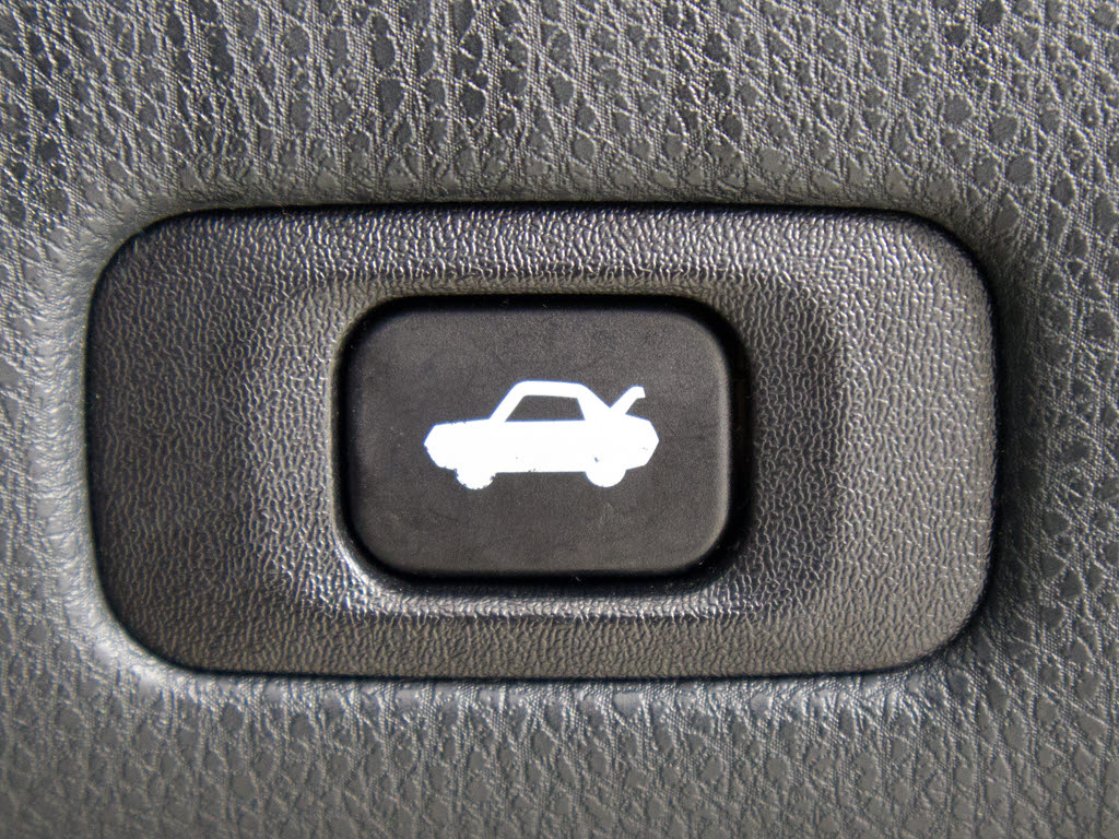 ボタン一つでトランクオープンが可能！車内
から操作できる為、非常に便利な装備の一つ
となります！
