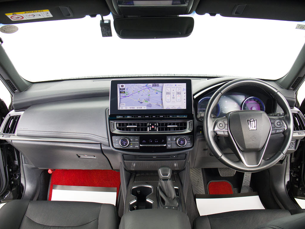 使いやすさや安全性を追求したステアリング
周り！高級車ゆえにスイッチ類が多いのも特
徴ですね！考え尽くされた配置ですぐに使い
こなす事が出来ますのでご安心下さい！是非
、体感してみて下さい！！