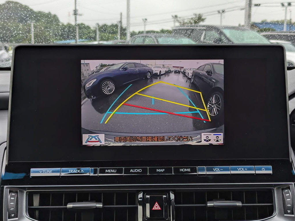 カラーバックカメラが付いています！バック
にギアを入れると、後方視界が自動的にマル
チ画面に映し出されます！夜も明るく見えま
すので、すごく便利！！一度使うとカメラ無
しには乗りたくない程！
