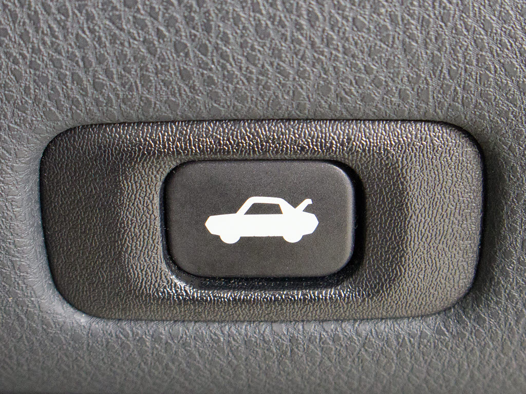 ボタン一つでトランクオープンが可能！車内
から操作できる為、非常に便利な装備の一つ
となります！