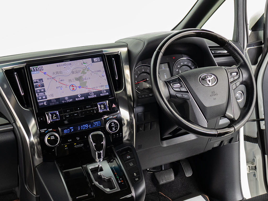 ★使いやすさや安全性を追求したステアリン
グ周り！高級車ゆえにスイッチ類が多いのも
特徴ですね！考え尽くされた配置ですぐに使
いこなす事が出来ますのでご安心下さい！是
非、体感してみて下さい！！