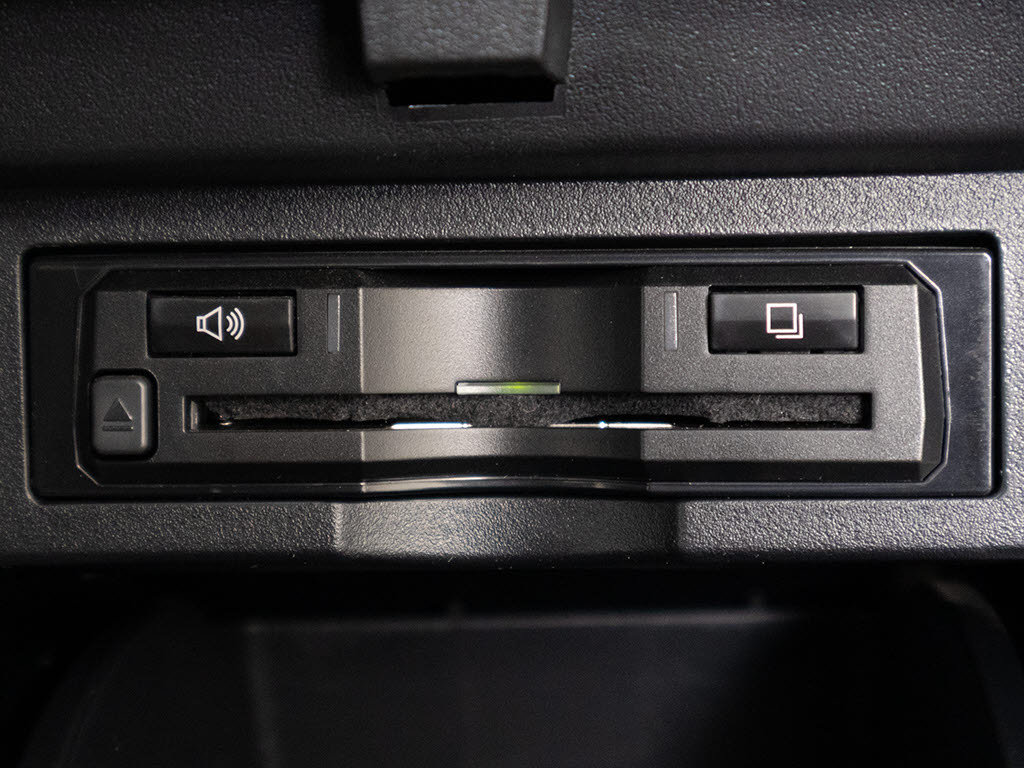 コンソール内一体型のビルトインＥＴＣ装備
！見た目の部分も良いですが、ＥＴＣカード
の盗難防止になる設置箇所です！料金所の渋
滞回避！時間帯・日によって料金の軽減を受
けられます！ストレス知らずのドライブ！