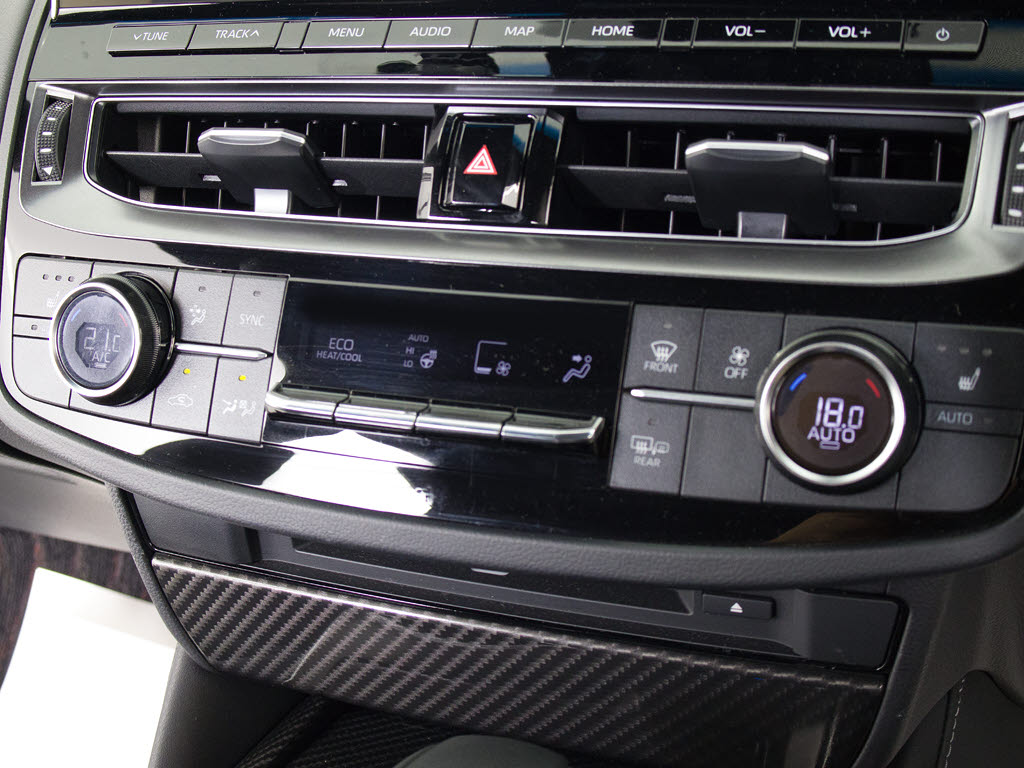 使いやすさや安全性を追求したステアリング
周り！高級車ゆえにスイッチ類が多いのも特
徴ですね！考え尽くされた配置ですぐに使い
こなす事が出来ますのでご安心下さい！是非
、体感してみて下さい！！