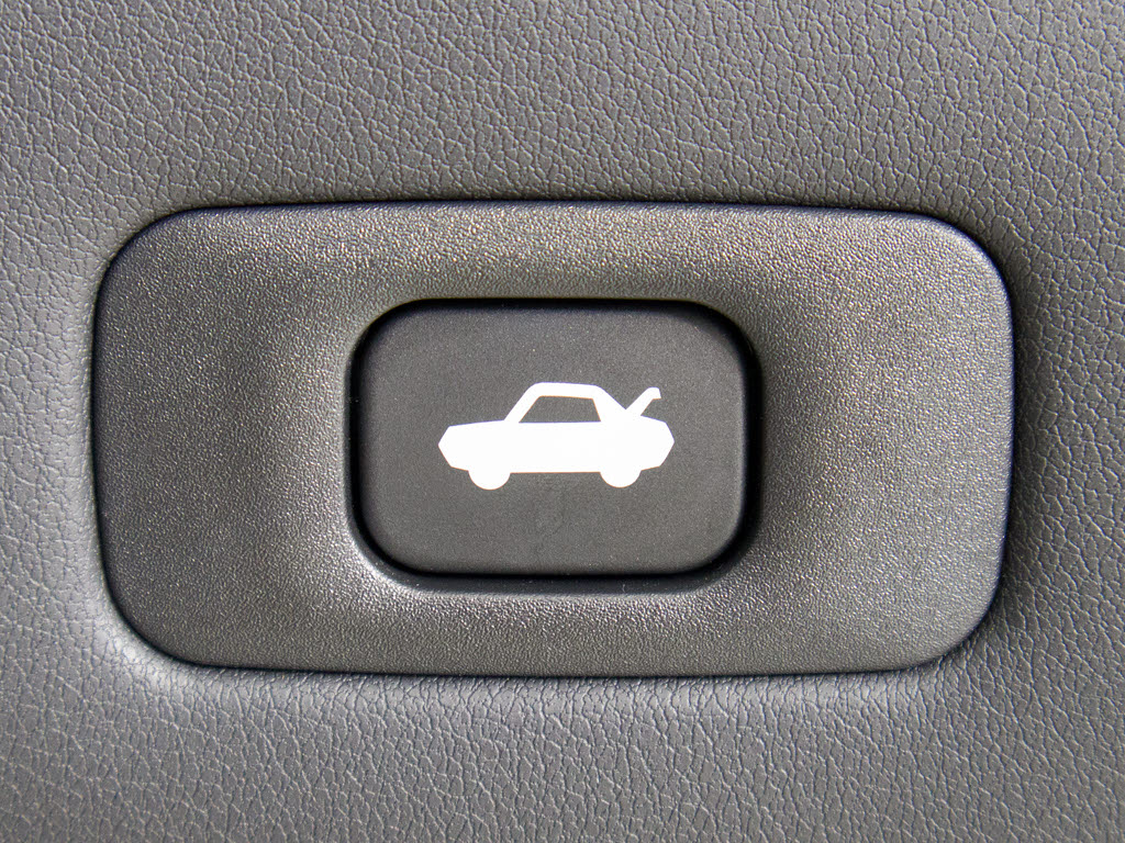ボタン一つでトランクオープンが可能！車内
から操作できる為、非常に便利な装備の一つ
となります！