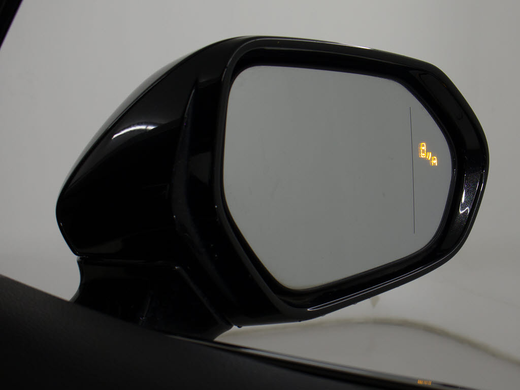 ＢＳＭ（ブラインドスポットモニタ）！隣の
車線を走る車両をレーダーで検知し、ドアミ
ラーでは確認しにくい後側方エリアに存在す
る車両に加えて、急接近してくる車両も検知
します。