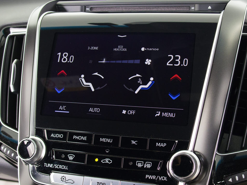 使いやすさや安全性を追求したステアリング
周り！高級車ゆえにスイッチ類が多いのも特
徴ですね！考え尽くされた配置ですぐに使い
こなす事が出来ますのでご安心下さい！是非
、体感してみて下さい！！