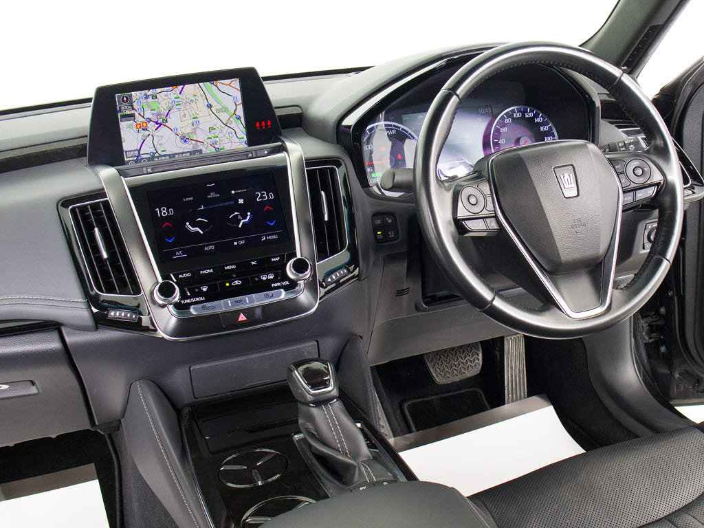 使いやすさや安全性を追求したステアリング
周り！高級車ゆえにスイッチ類が多いのも特
徴ですね！考え尽くされた配置ですぐに使い
こなす事が出来ますのでご安心下さい！是非
、体感してみて下さい！！