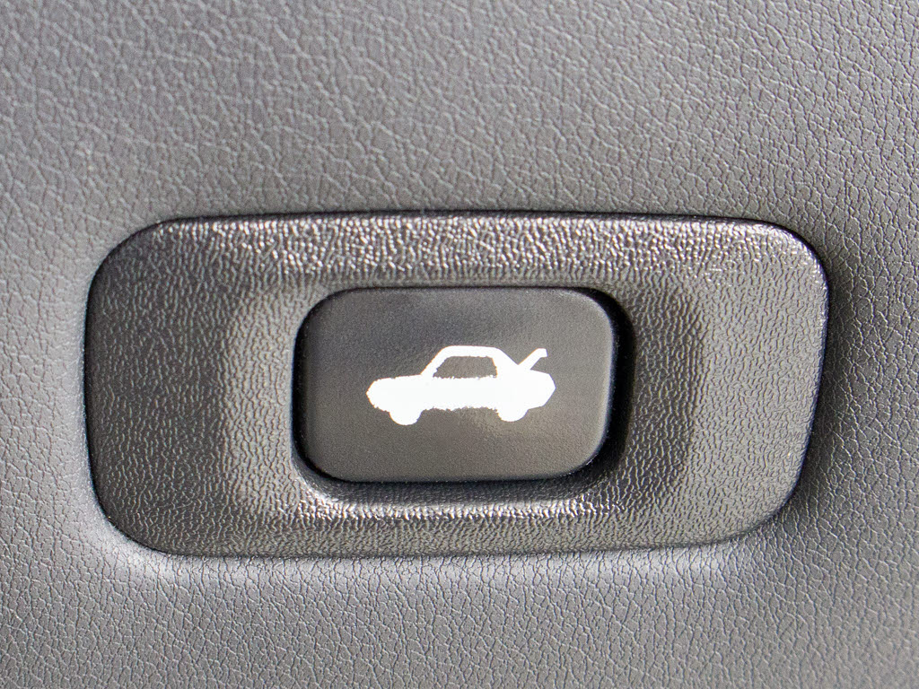 ボタン一つでトランクオープンが可能！車内
から操作できる為、非常に便利な装備の一つ
となります！