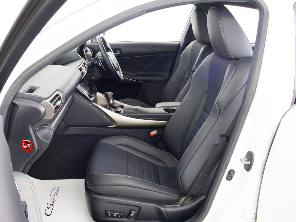 ★快適シートヒーターを装備しています！高
級車ならではの装備です！シートが暖まる機
能！寒い冬も快適にご乗車頂けますよ！！