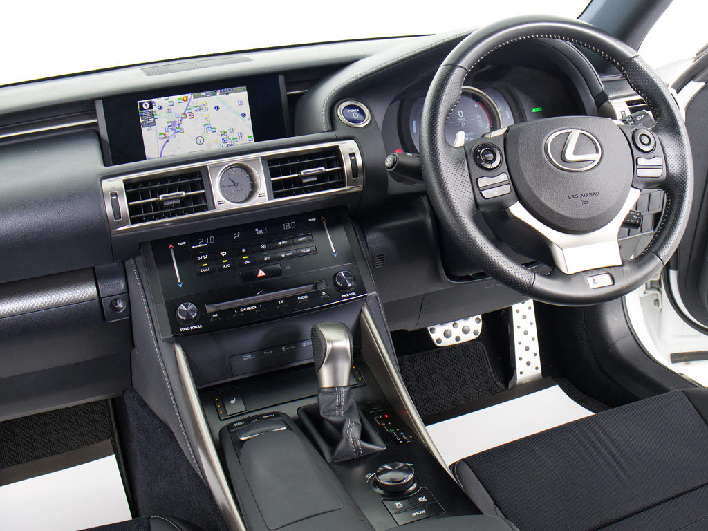 ★使いやすさや安全性を追求したステアリン
グ周り！高級車ゆえにスイッチ類が多いのも
特徴ですね！考え尽くされた配置ですぐに使
いこなす事が出来ますのでご安心下さい！是
非、体感してみて下さい！！