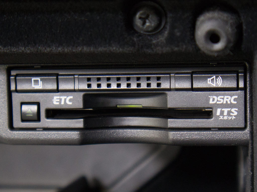 ★ETC(DSRC)が装備されています！！社外品
とは違い収まりの良いデザインが人気！高速
道路を利用する際は必需品ですよね！！スト
レス無く料金所を通過出来ます！！