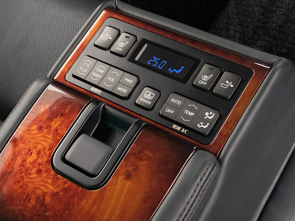 後席もVIP装備！後席センターコンソールの
画像です！こちらのお車には、後席にもパワ
ーシートが装備されています！更にオーディ
オなども後席から操作出来るなど豪華！ゲス
トに喜んで頂ける装備ですね！
