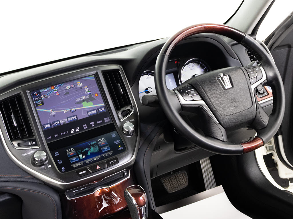 使いやすさや安全性を追求したステアリング
周り！高級車ゆえにスイッチ類が多いのも特
徴ですね！考え尽くされた配置ですぐに使い
こなす事が出来ますのでご安心下さい！是非
、体感してみて下さい！！