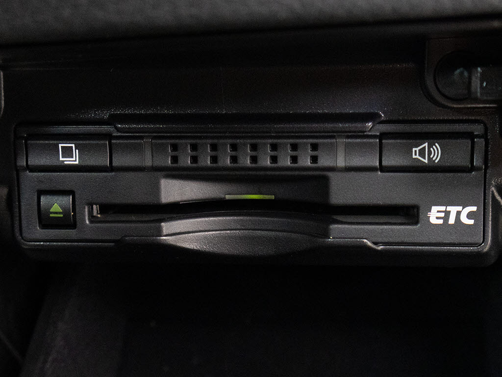 コンソール内一体型のビルトインＥＴＣ装備
！見た目の部分も良いですが、ＥＴＣカード
の盗難防止になる設置箇所です！料金所の渋
滞回避！時間帯・日によって料金の軽減を受
けられます！ストレス知らずのドライブ！