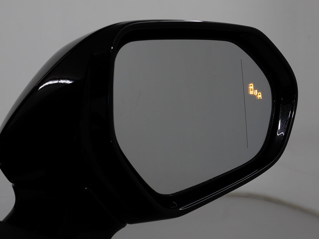 ＢＳＭ（ブラインドスポットモニタ）！隣の
車線を走る車両をレーダーで検知し、ドアミ
ラーでは確認しにくい後側方エリアに存在す
る車両に加えて、急接近してくる車両も検知
します。