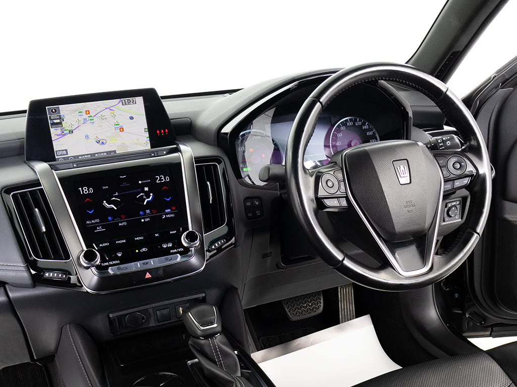 使いやすさや安全性を追求したステアリング
周り！高級車ゆえにスイッチ類が多いのも特
徴ですね！考え尽くされた配置ですぐに使い
こなす事が出来ますのでご安心下さい！是非
、体感してみて下さい！！