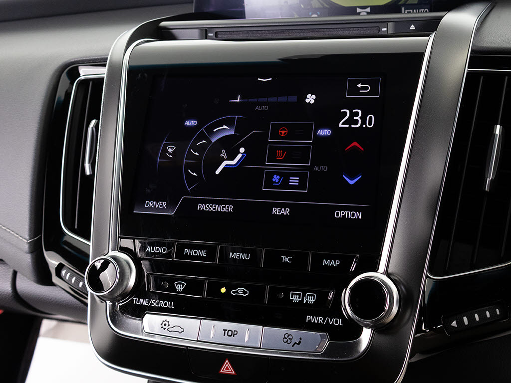 使いやすさや安全性を追求したステアリング
周り！高級車ゆえにスイッチ類が多いのも特
徴ですね！考え尽くされた配置ですぐに使い
こなす事が出来ますのでご安心下さい！是非
、体感してみて下さい！！