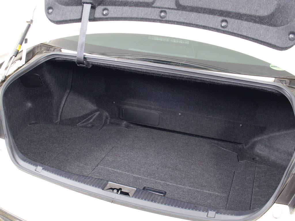 トランクが狭いと思っておりませんか？実際
は大容量トランクです！旅行等の長距離ドラ
イブも快適です！また、屋根付きスペースを
完備しておりますので、夜間でも、雨でも雪
の日だってゆっくりご覧頂けます。