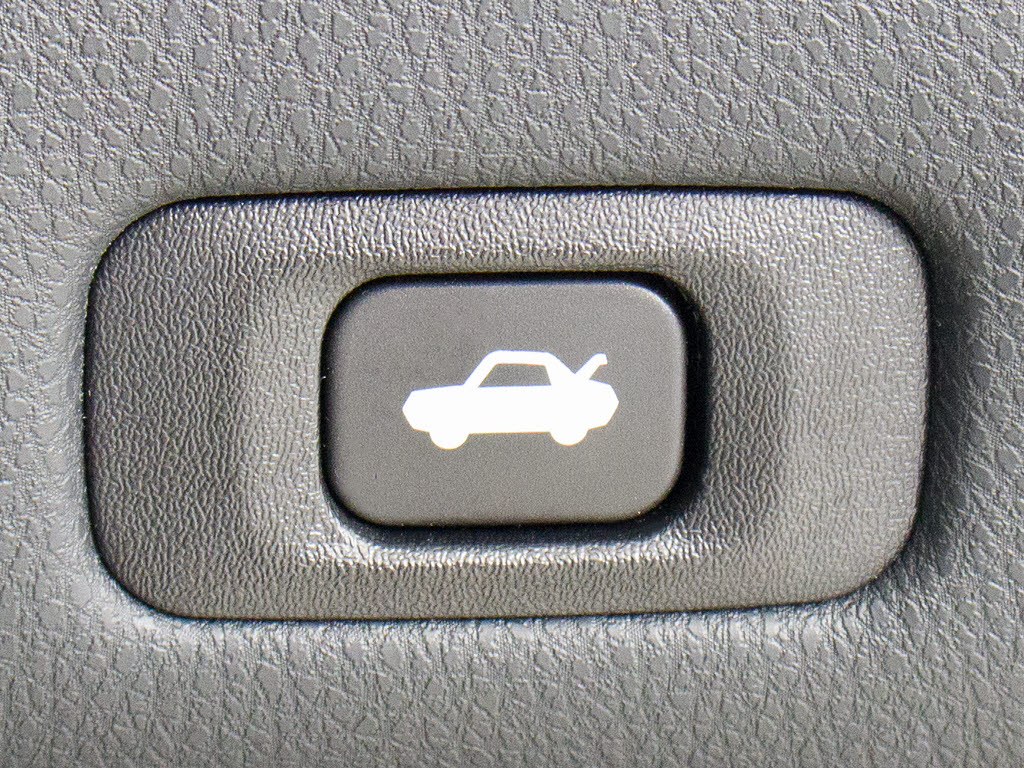 ボタン一つでトランクオープンが可能！車内
から操作できる為、非常に便利な装備の一つ
となります！