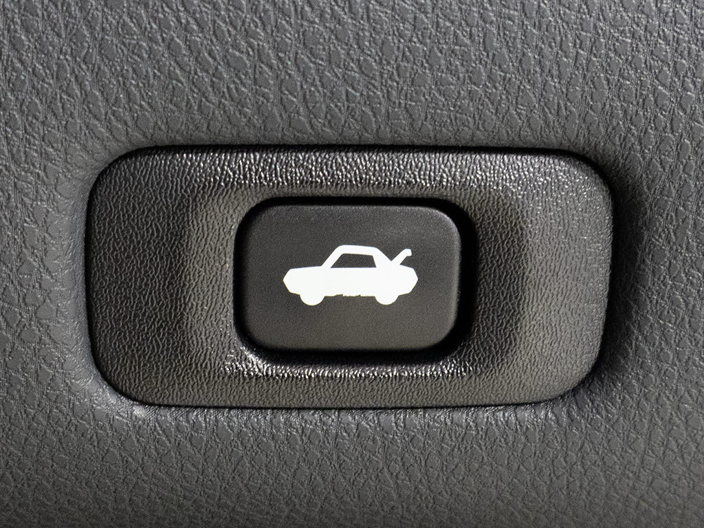 ボタン一つでトランクオープンが可能！車内
から操作できる為、非常に便利な装備の一つ
となります！