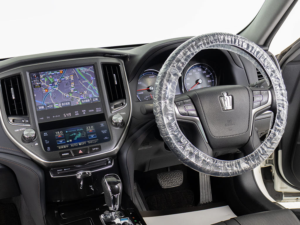 使いやすさや安全性を追求したステアリング
周り！高級車ゆえにスイッチ類が多いのも特
徴ですね！考え尽くされた配置ですぐに使い
こなす事が出来ますのでご安心下さい！是非
、体感してみて下さい！！