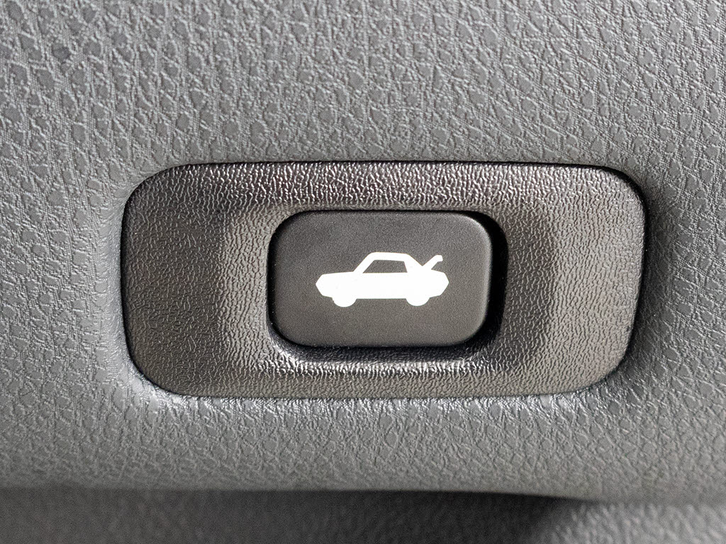 ボタン一つでトランクオープンが可能！車内
から操作できる為、非常に便利な装備の一つ
となります！
