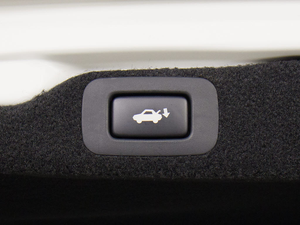 スイッチ操作でトランクリッドの自動開閉が
行えます。電子キー本体のワイヤレス機能や
運転席のスイッチからでもオープン操作が可
能です！高級車ならではの快適装備です！！