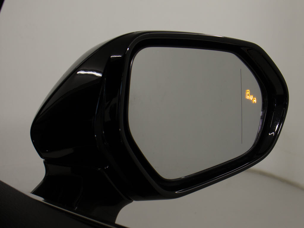 ＢＳＭ（ブラインドスポットモニタ）！隣の
車線を走る車両をレーダーで検知し、ドアミ
ラーでは確認しにくい後側方エリアに存在す
る車両に加えて、急接近してくる車両も検知
します。