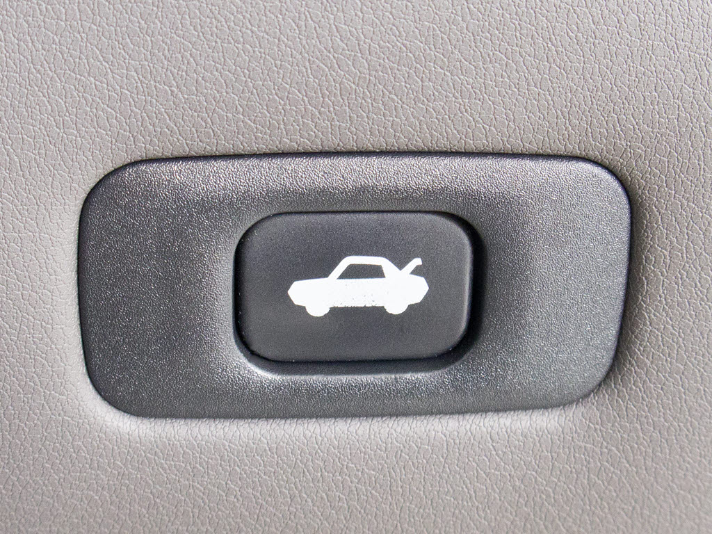 ボタン一つでトランクオープンが可能！車内
から操作できる為、非常に便利な装備の一つ
となります！