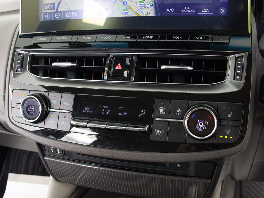 使いやすさや安全性を追求したステアリング
周り！高級車ゆえにスイッチ類が多いのも特
徴ですね！考え尽くされた配置ですぐに使い
こなす事が出来ますのでご安心下さい！是非
、体感してみて下さい！！