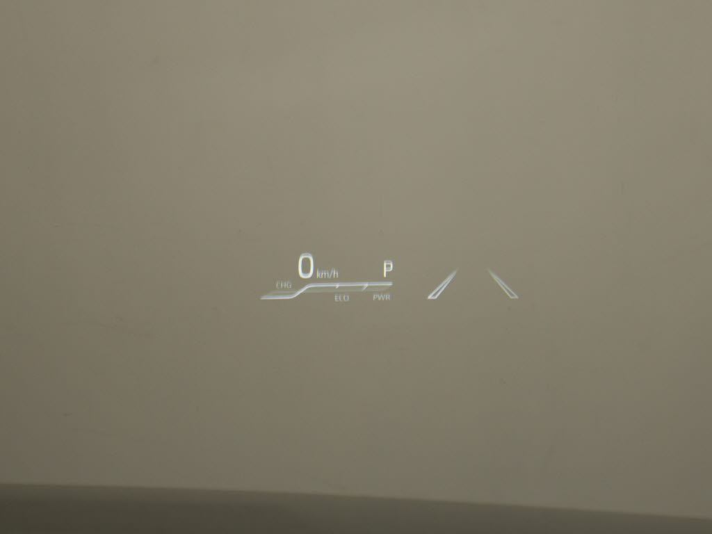 ヘッドアップディスプレイ(HUD)付！、フロ
ントウインドウガラスに運転支援システムの
作動状況や走行に関するさまざまな情報を表
示することができます。