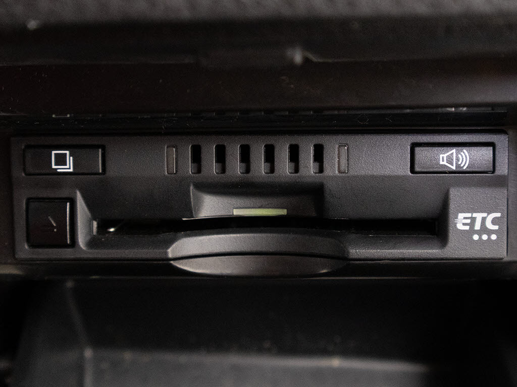 コンソール内一体型のビルトインＥＴＣ装備
！見た目の部分も良いですが、ＥＴＣカード
の盗難防止になる設置箇所です！料金所の渋
滞回避！時間帯・日によって料金の軽減を受
けられます！ストレス知らずのドライブ！