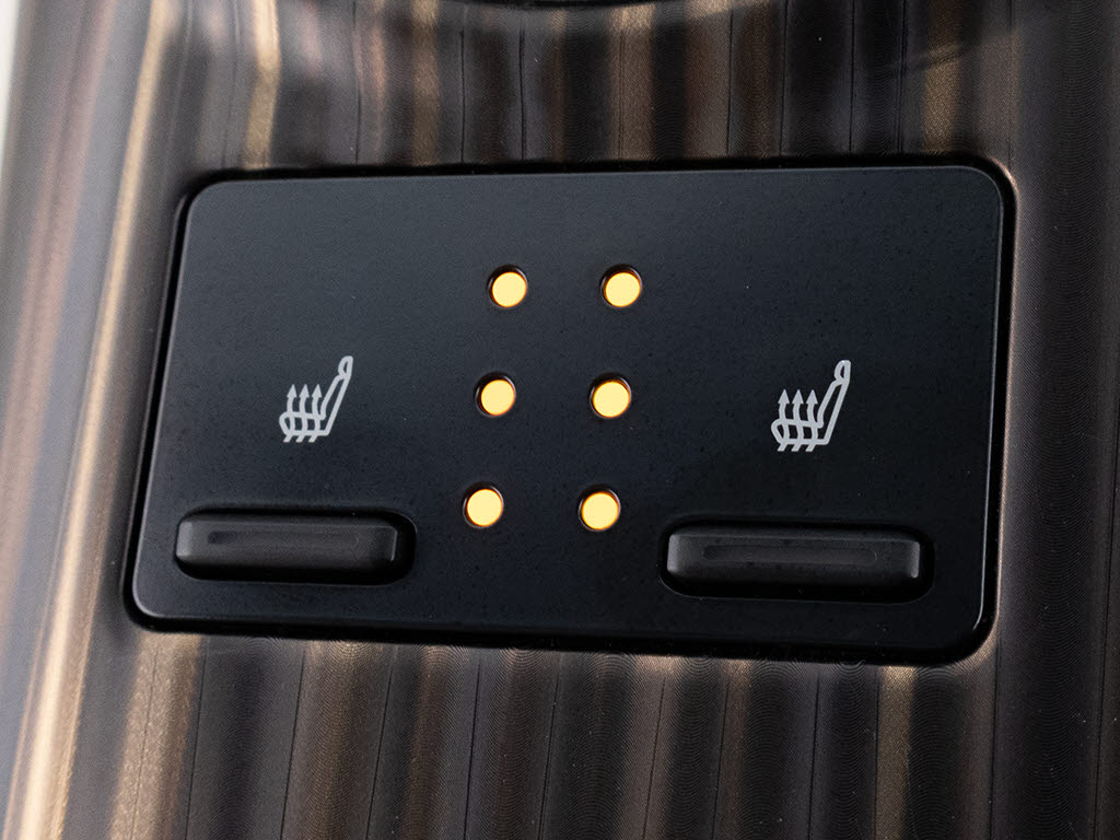 シートヒーターを装備しています！高級車な
らではの装備です！シートが暖まりますので
、寒い冬場も快適にご乗車頂けます！腰にも
優しい！お子様や女性にも嬉しい装備ですね
！！