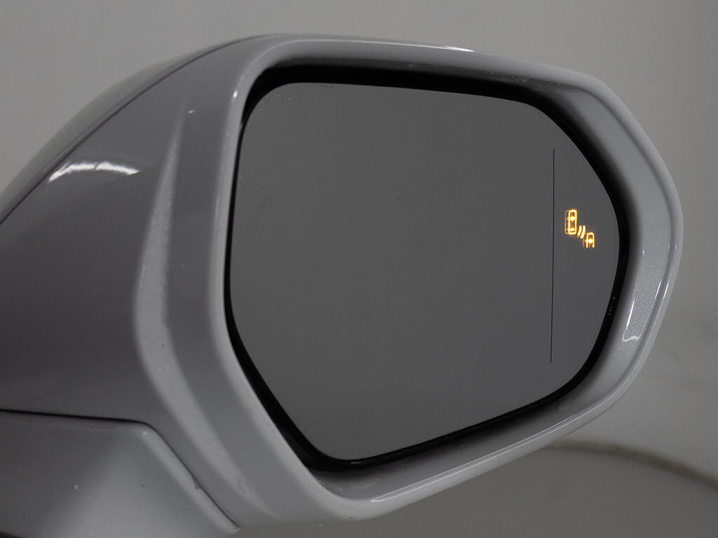 ＢＳＭ（ブラインドスポットモニタ）！隣の
車線を走る車両をレーダーで検知し、ドアミ
ラーでは確認しにくい後側方エリアに存在す
る車両に加えて、急接近してくる車両も検知
します。